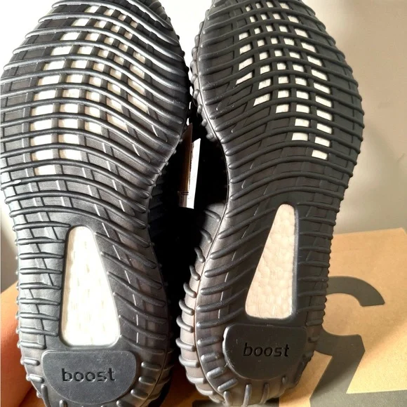 Yeezy Black and Red Interior Detail - Picture 3 of 10